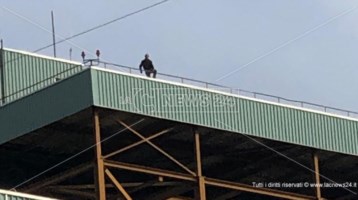Sale nuovamente sul tetto della centrale Enel: «Mi hanno preso in giro»